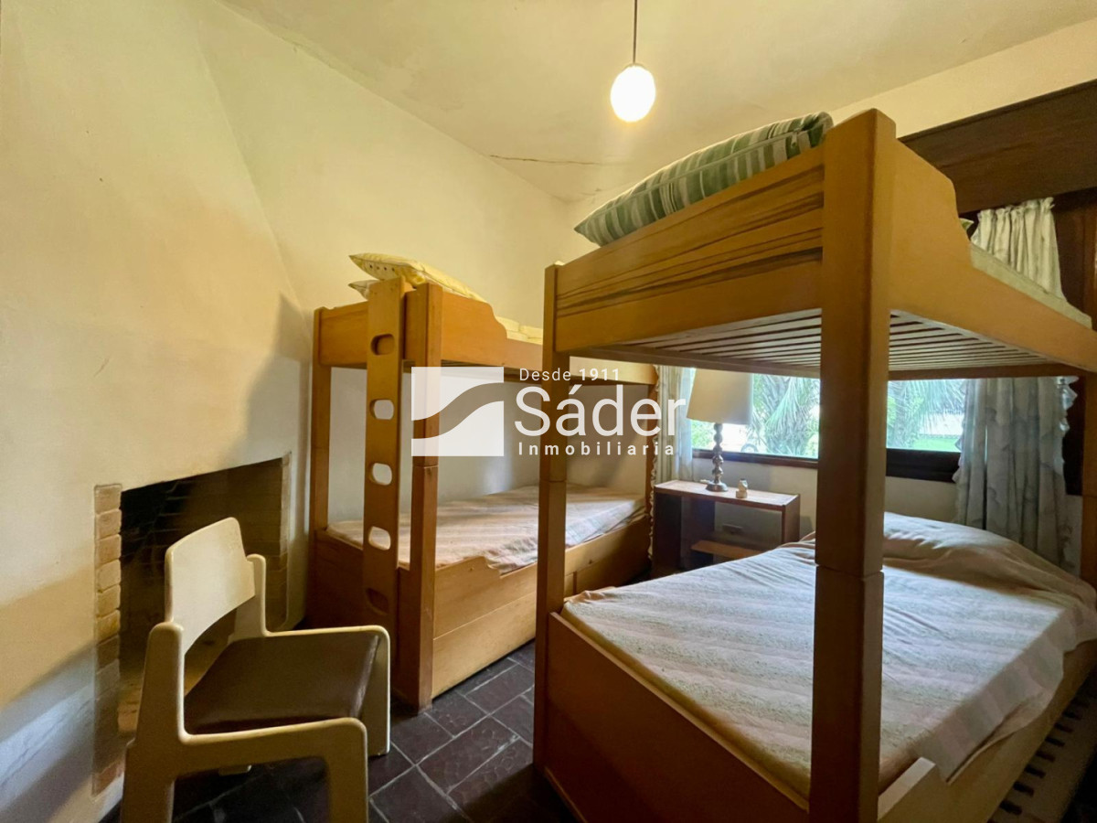 Casa ID.4903 - Casa sólida de época para reciclar en excelente ubicación Playa Mansa parada 10