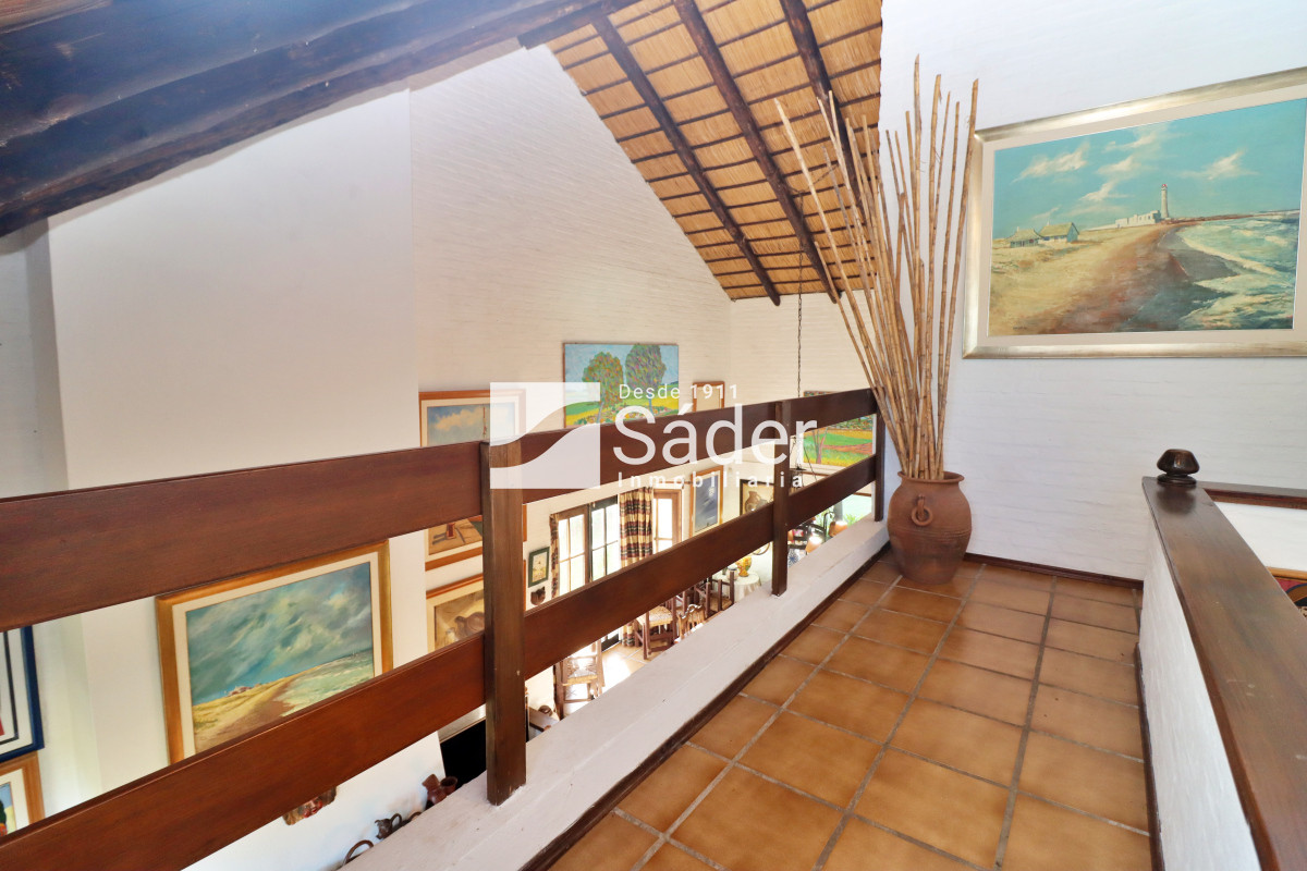 Casa ID.4192 - Chalet estilo tradicional en Pinares con gran terreno y vistas al mar