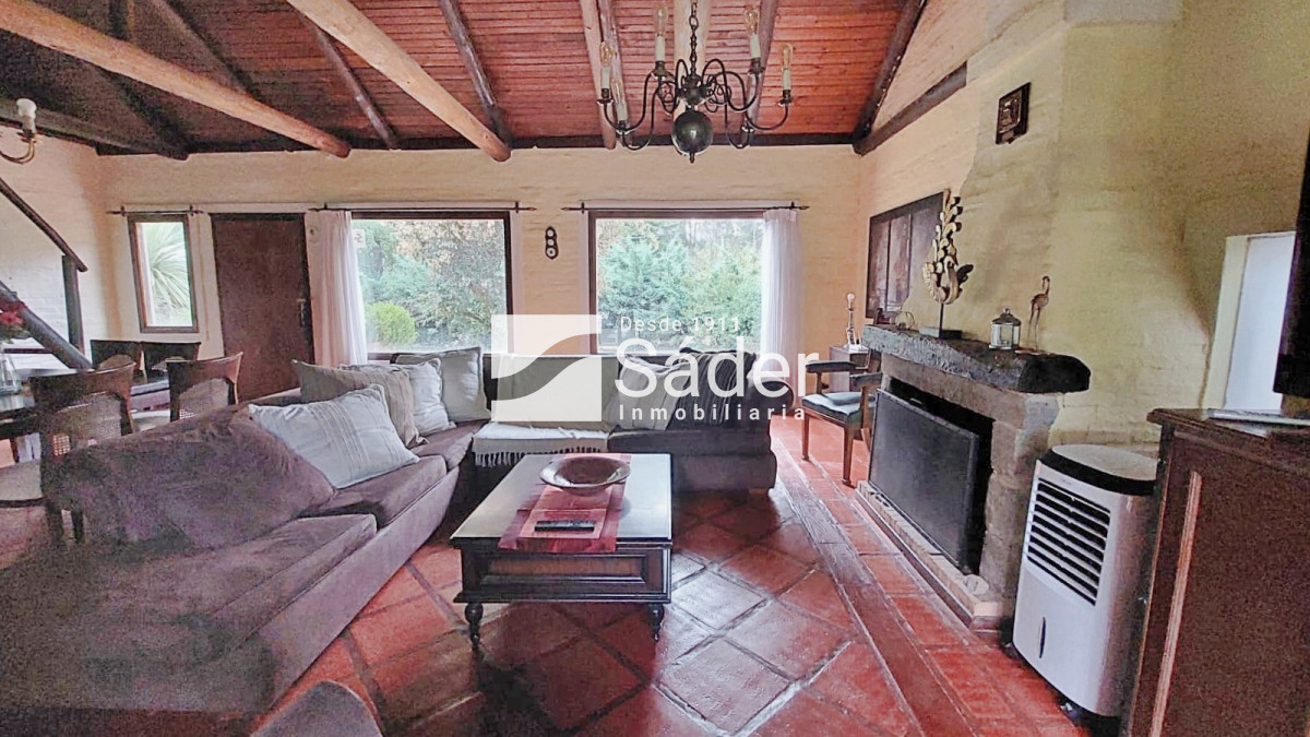 Casa ID.4758 - Casa en Alquiler 3 dormtiorios. Barrio Marly con Jardín y Piscina