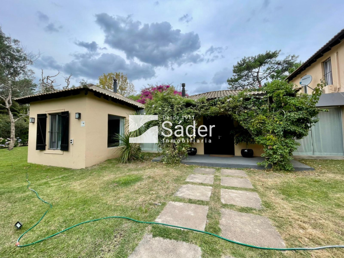 Casa ID.4604 - Casa en Rincón del Indio, alquiler y venta. 3 Suites, Amplio Jardín, Piscina y Parrillero 