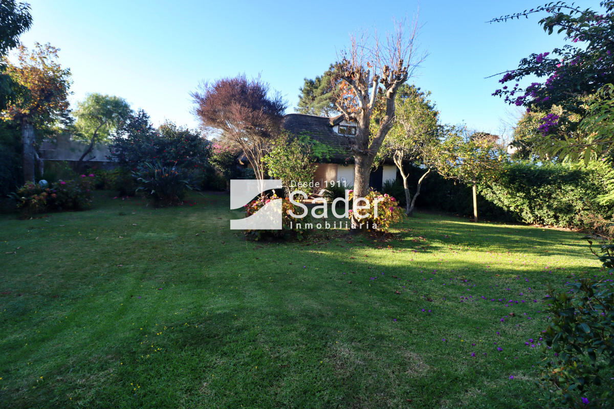 Casa ID.4192 - Chalet estilo tradicional en Pinares con gran terreno y vistas al mar
