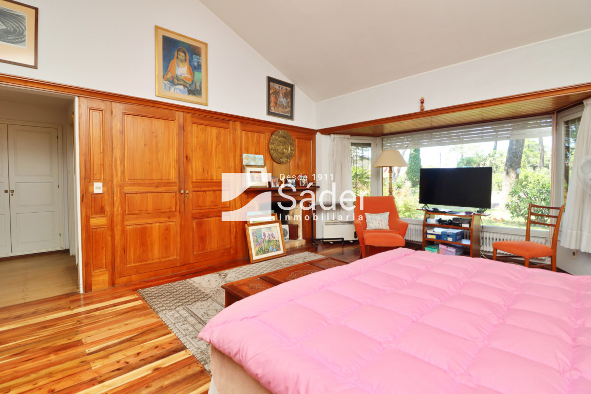 Casa ID.4517 - Espectacular casa en venta en Playa Mansa estilo clásico buena categoría