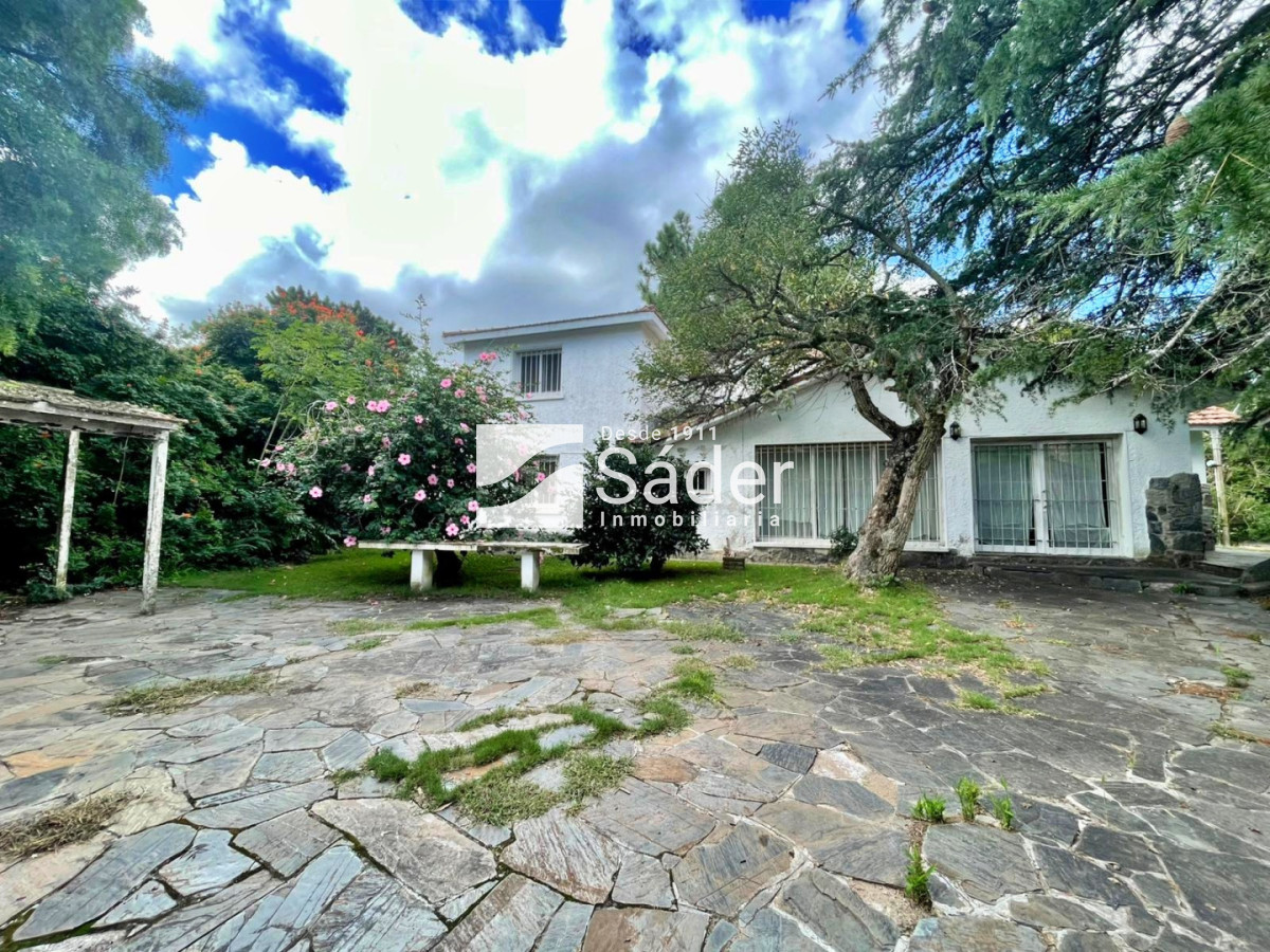 Casa ID.4852 - Una propiedad con historia y carácter, en una ubicación privilegiada de Playa Mansa