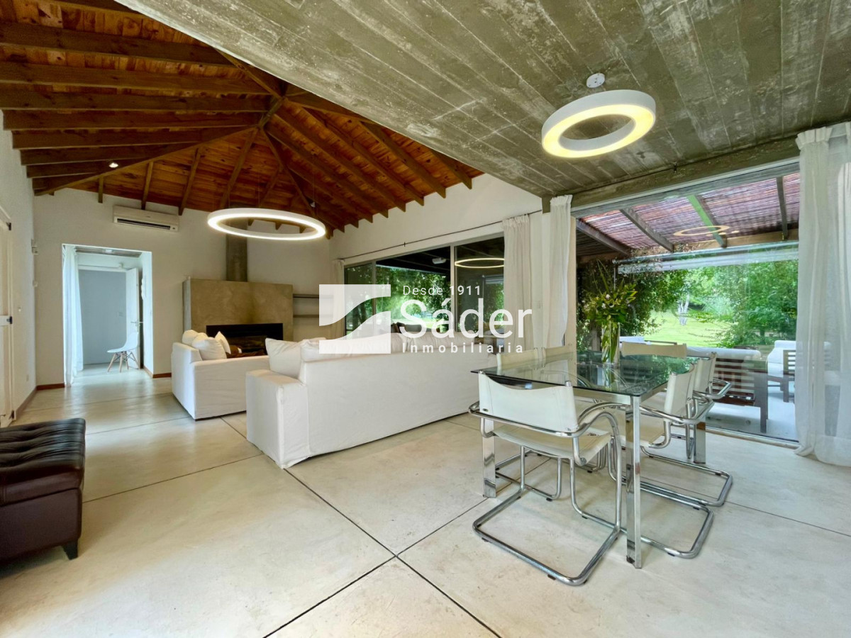 Casa ID.4604 - Casa en Rincón del Indio, alquiler y venta. 3 Suites, Amplio Jardín, Piscina y Parrillero 