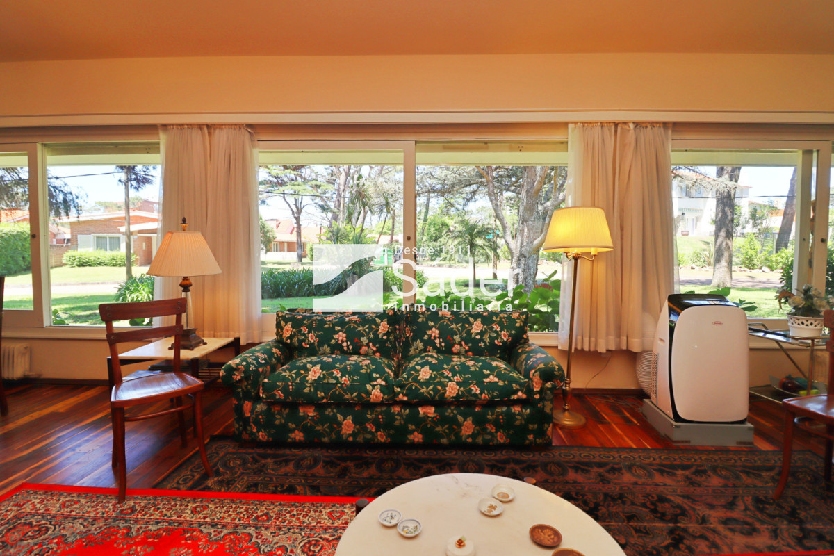 Casa ID.4517 - Espectacular casa en venta en Playa Mansa estilo clásico buena categoría