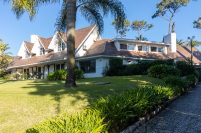 Casa en venta Playa Mansa 5 dormitorios 