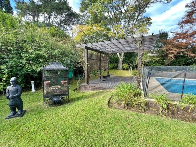 Casa con piscina en zona Cantegrill. 