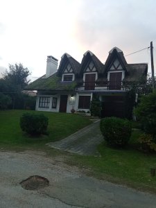 Chalet estilo tradicional en Pinares con gran terreno y vistas al mar