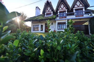 Chalet estilo tradicional en Pinares con gran terreno y vistas al mar