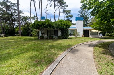 Casa Esquinera con Amplio Jardín en Lugano