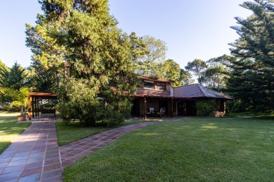 Casa en venta Lugano 5 dormitorios 