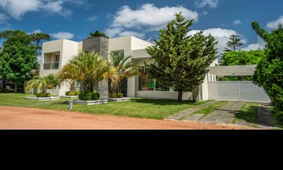 Elegante Casa con Piscina en Playa Mansa