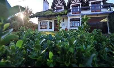 Chalet estilo tradicional en Pinares con gran terreno y vistas al mar