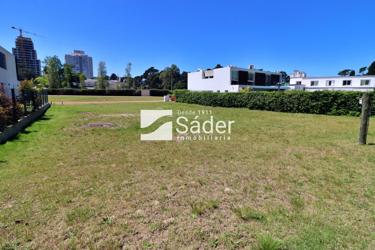 Terreno ID.4466 - Terreno en Pda. 8 de Playa Mansa, barrio privado 