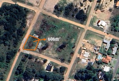 Terreno en Jardines de Pinares 