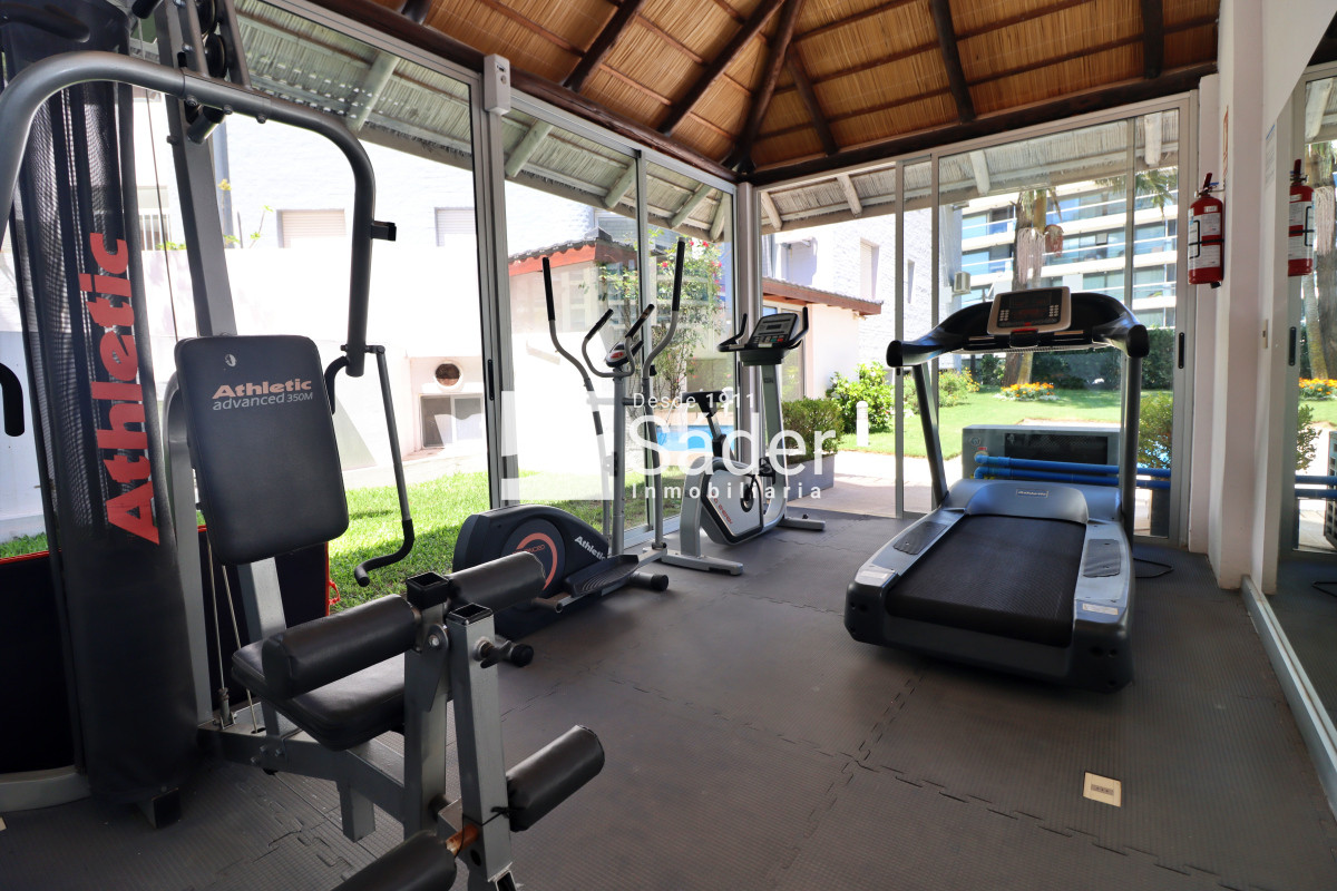 Apartamento ID.3910 - Espacios Amplios y Vista al Mar en Primera Línea