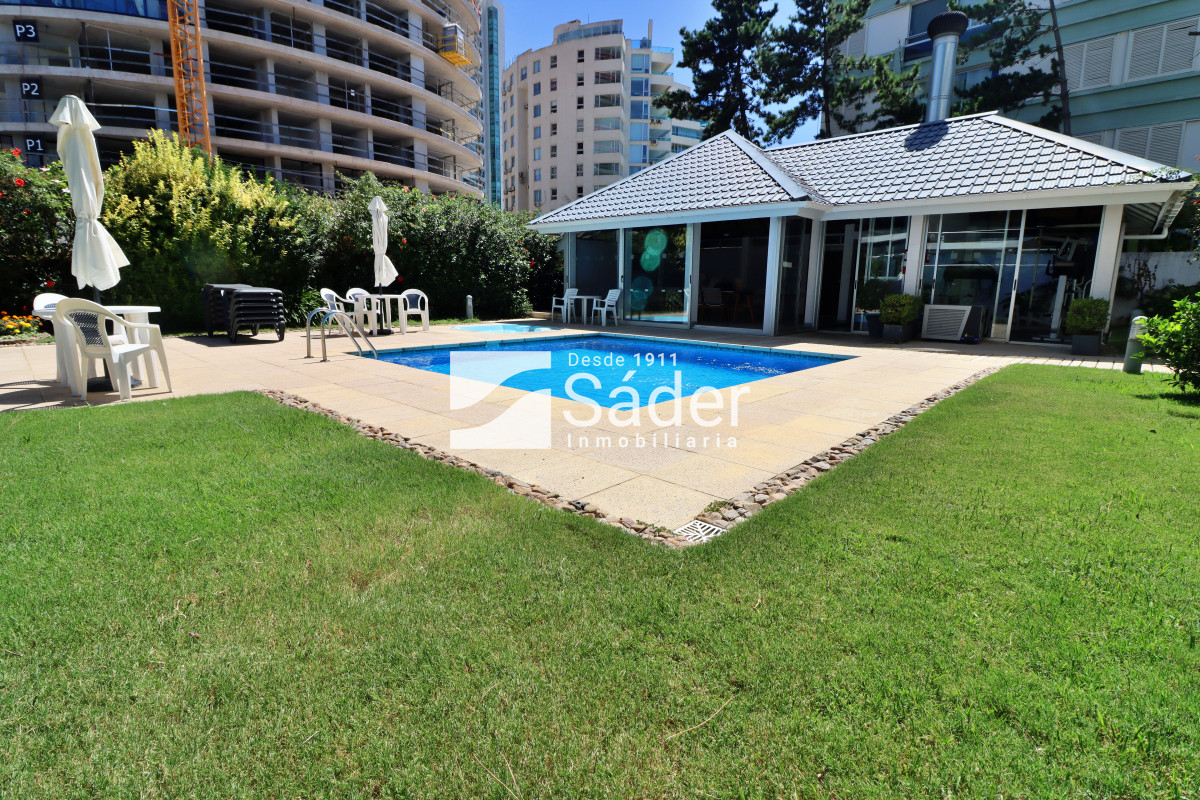 Apartamento ID.3910 - Espacios Amplios y Vista al Mar en Primera Línea
