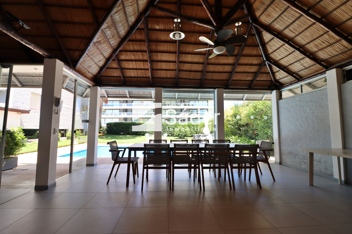 Apartamento ID.3910 - Espacios Amplios y Vista al Mar en Primera Línea