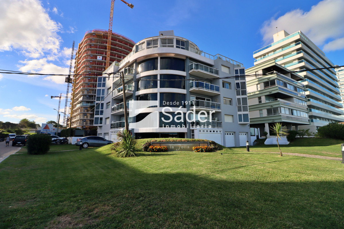 Apartamento ID.3910 - Espacios Amplios y Vista al Mar en Primera Línea