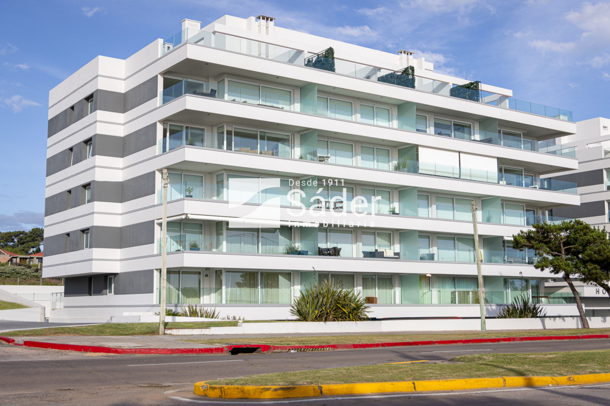 Apartamento ID.4428 - Apto en alquiler. Playa mansa 3 dormitorios en suite