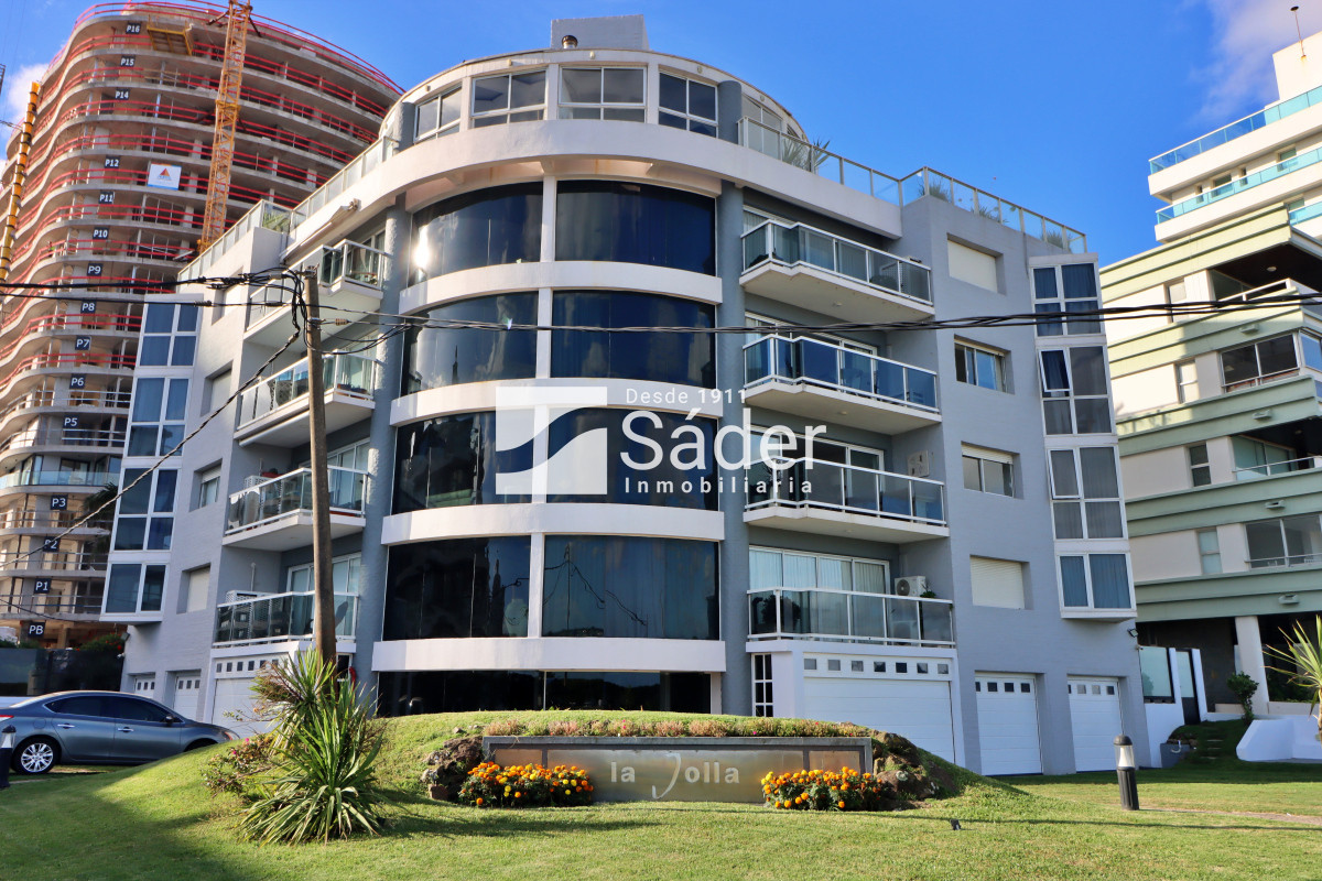 Apartamento ID.3910 - Espacios Amplios y Vista al Mar en Primera Línea
