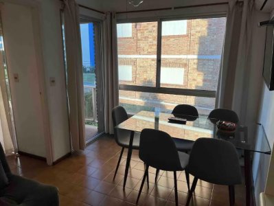Apartamento en venta 1 dormitorio con terraza y garage gastos bajos cercano al mar Punta del Este 