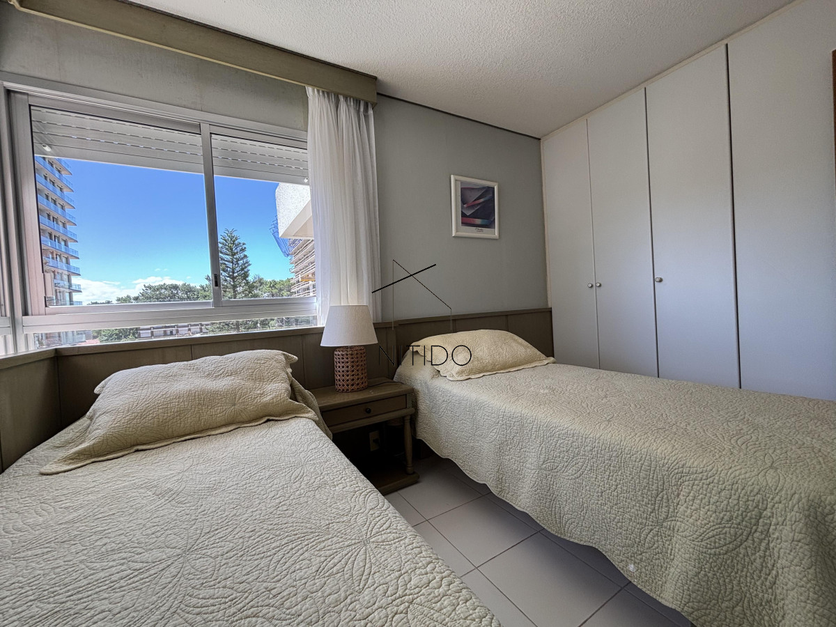 Apartamento ID.741 - Apartamento en Edificio Long Beach. Punta del Este. 2 dormitorios y medio