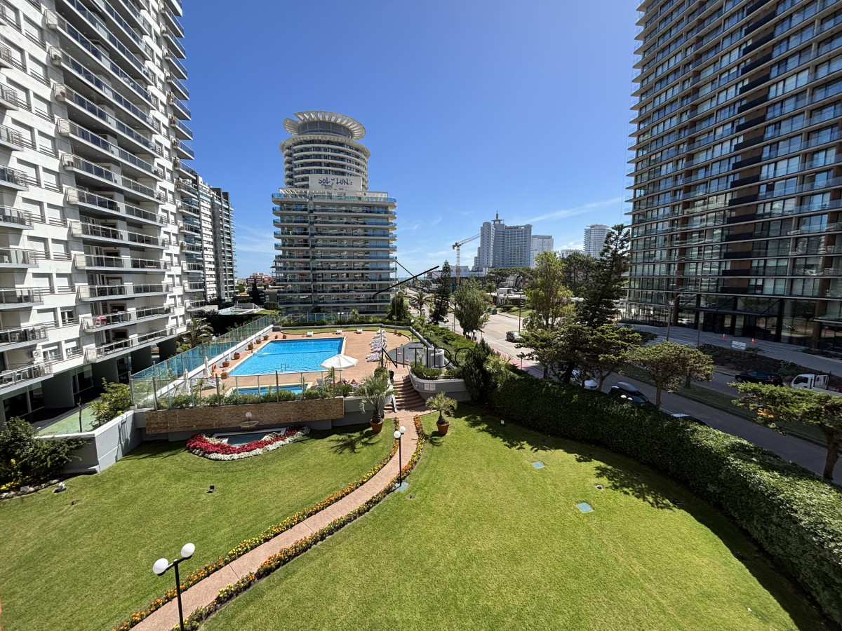 Apartamento ID.741 - Apartamento en Edificio Long Beach. Punta del Este. 2 dormitorios y medio
