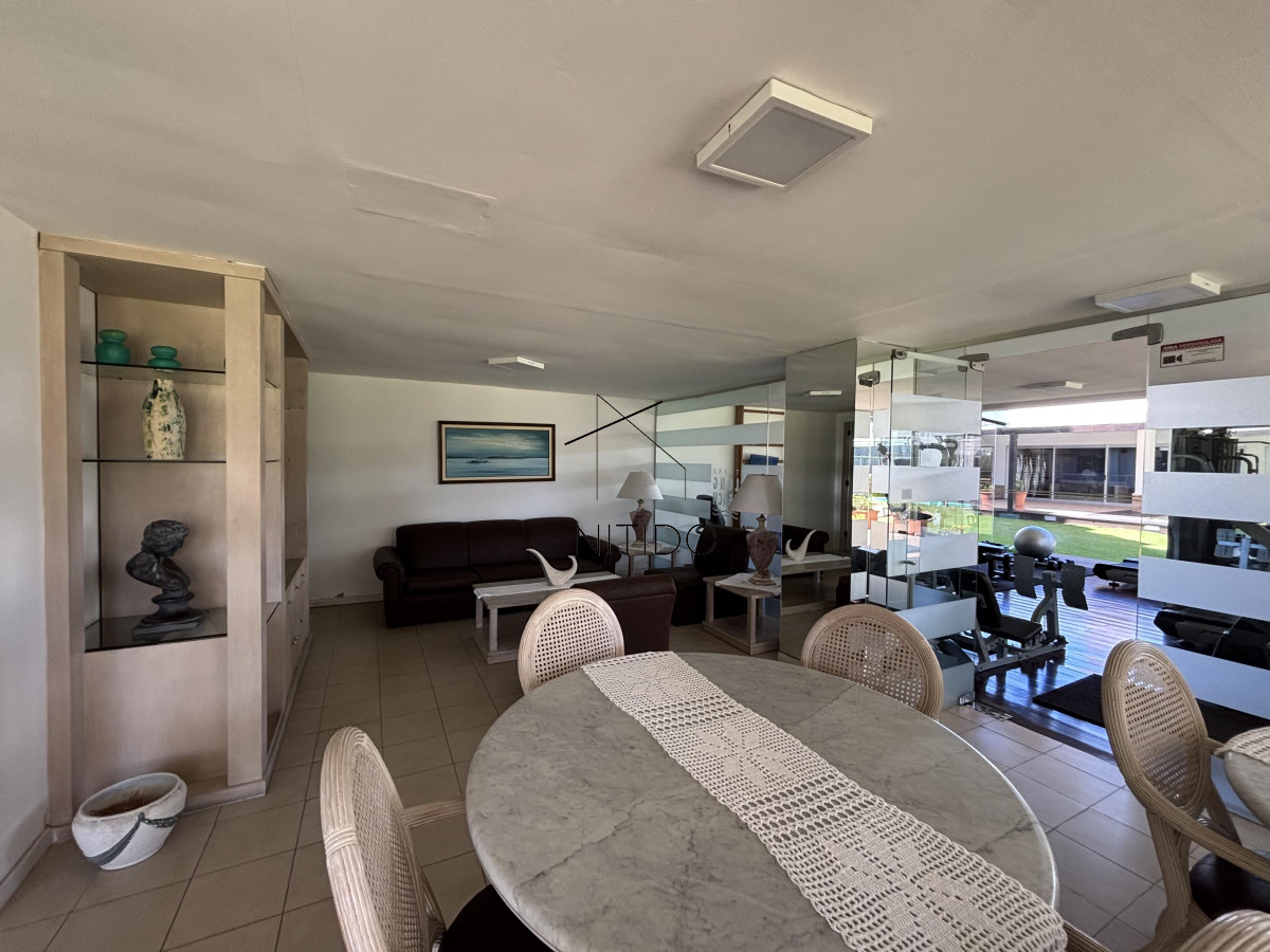 Apartamento ID.741 - Apartamento en Edificio Long Beach. Punta del Este. 2 dormitorios y medio