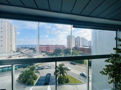 Vendo apartamento de 2 dormitorios en Playa Mansa Punta del Este