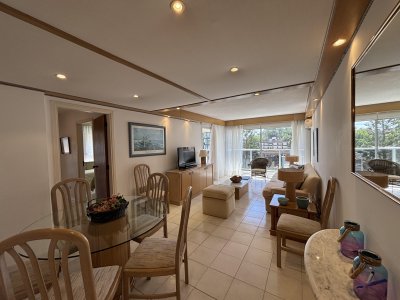 Apartamento en Edificio Long Beach. Punta del Este. 2 dormitorios y medio