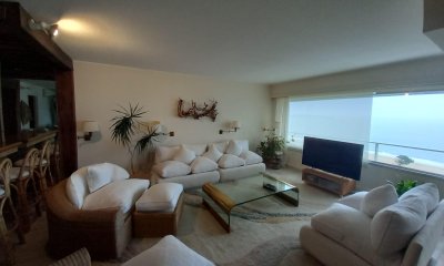 Apartamento - Punta del Este. Primera linea de playa mansa. 3 dormitorios