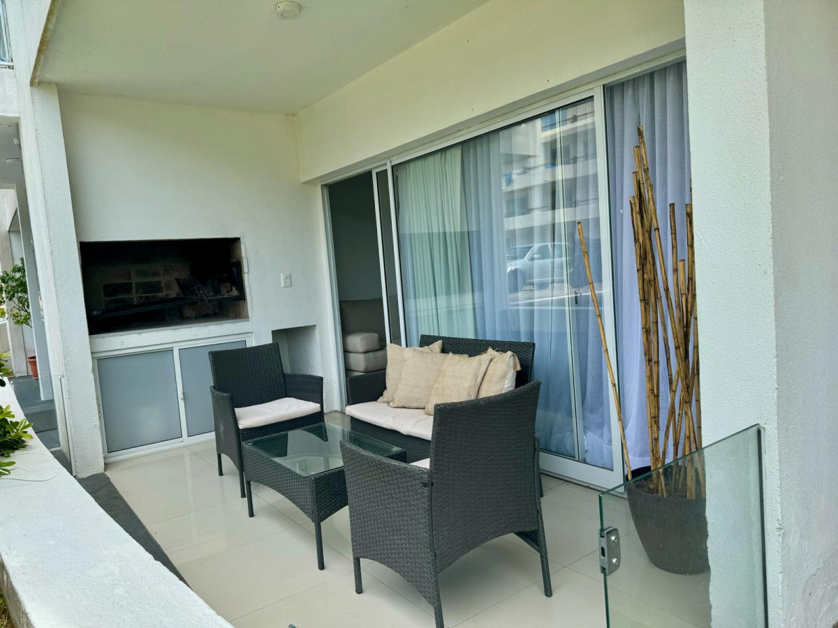 Apartamento - Punta del Este. 1 dormitorio. Parrillero y garaje