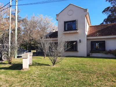 Casa en Pinares. 3 dormitorios, piscina y 1000 m2 de terreno