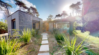 Casa en Punta del Este. 3 dormitorios y garaje. Reciclada