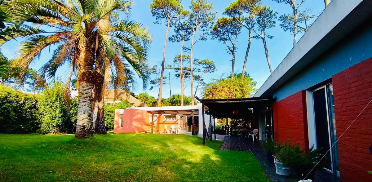 Casa 3 dormitorios en venta en Pinares a una cuadra y media del mar, Punta del Este