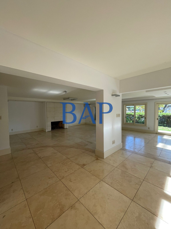 Apartamento ID.83 - Venta - 4 dorm. - Carrasco