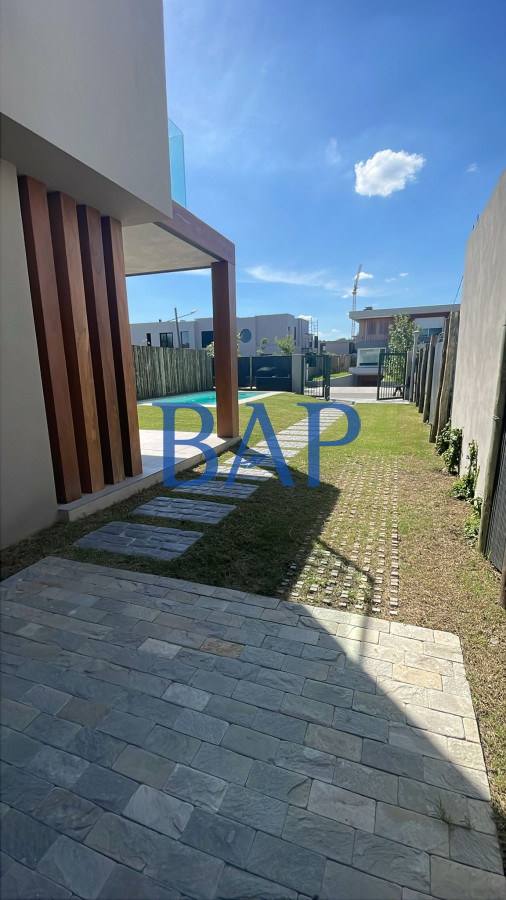 Casa ID.42 - Venta  - 4 dorm. - Carrasco