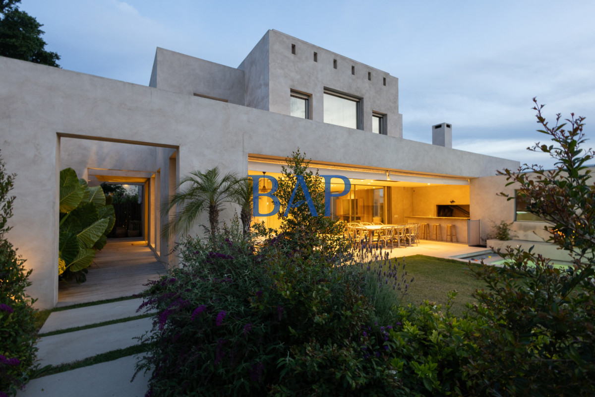 Casa ID.176 -  Venta - Alquiler - 4 dorm. - Los Olivos