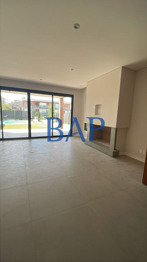 Casa ID.42 - Venta  - 4 dorm. - Carrasco