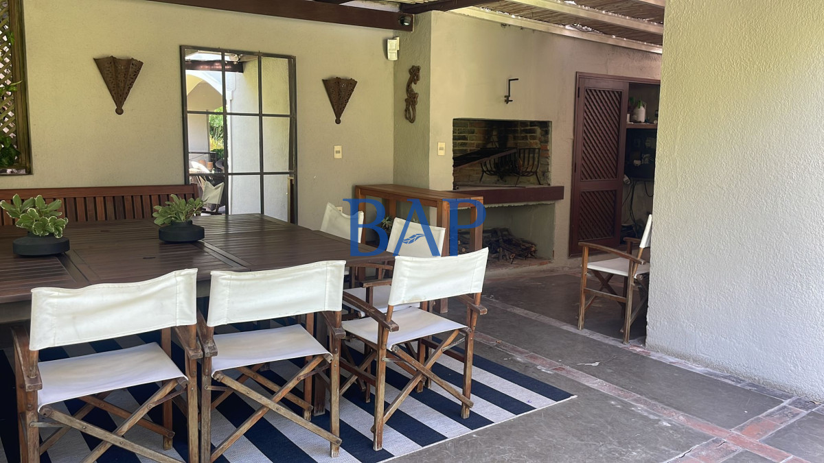 Casa ID.112 - Venta - 5 dorm. - Carrasco