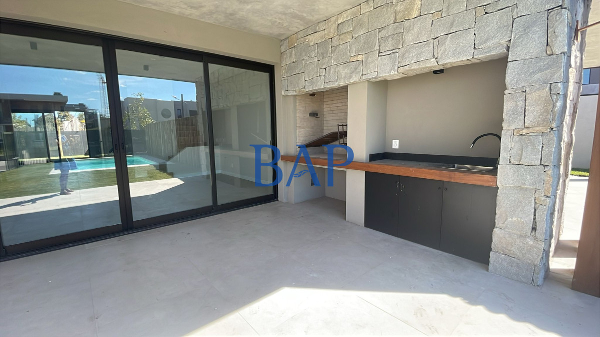 Casa ID.42 - Venta  - 4 dorm. - Carrasco