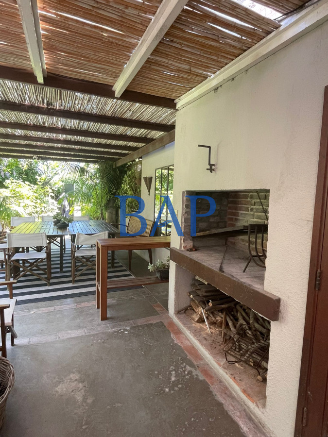 Casa ID.112 - Venta - 5 dorm. - Carrasco