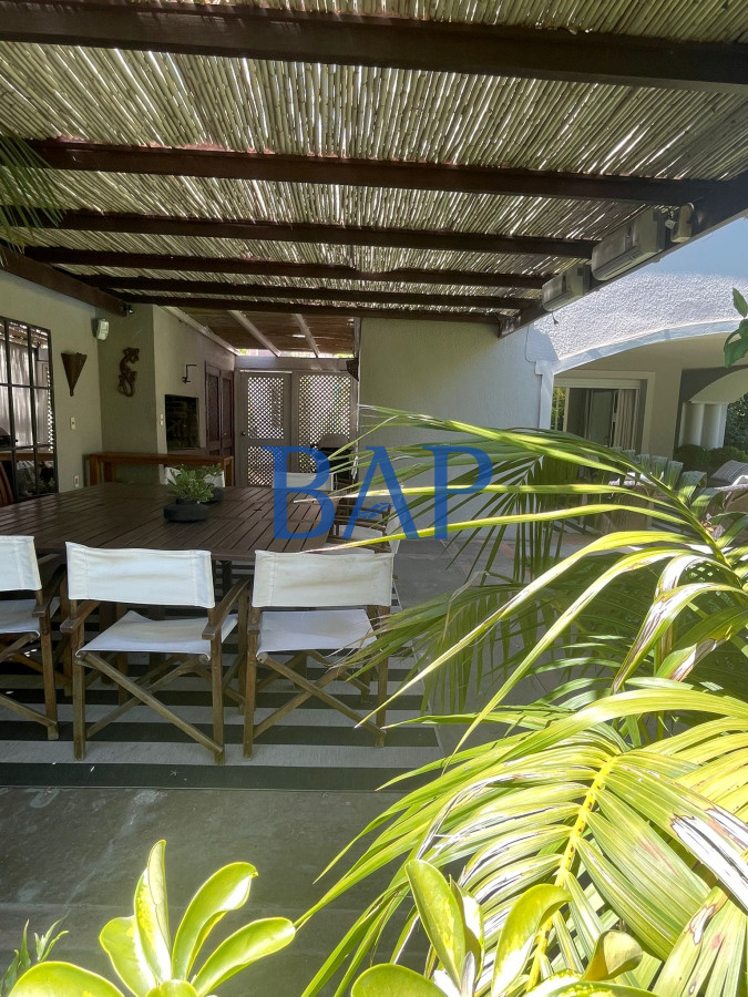 Casa ID.112 - Venta - 5 dorm. - Carrasco