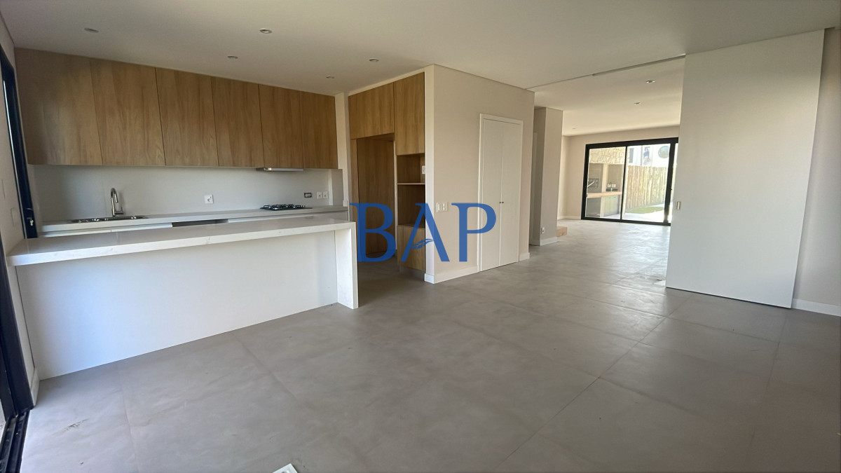 Casa ID.42 - Venta  - 4 dorm. - Carrasco