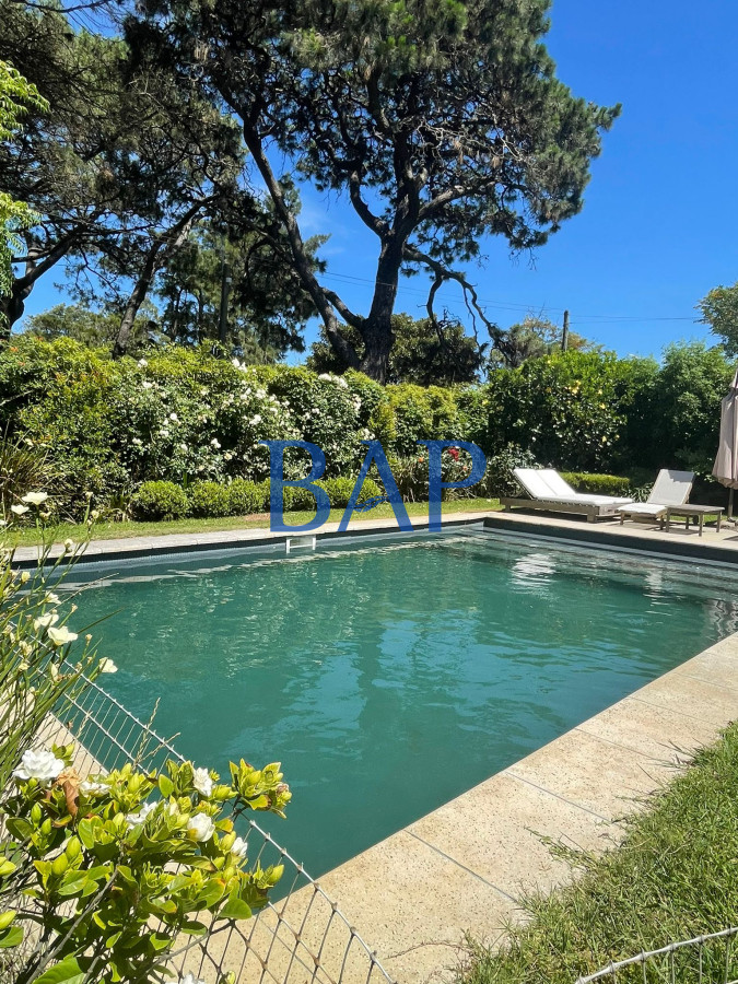 Casa ID.112 - Venta - 5 dorm. - Carrasco