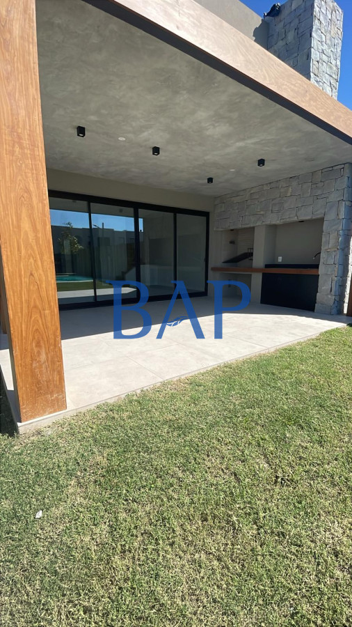 Casa ID.42 - Venta  - 4 dorm. - Carrasco