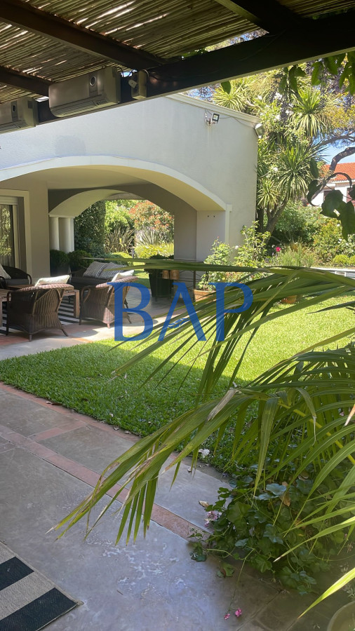 Casa ID.112 - Venta - 5 dorm. - Carrasco