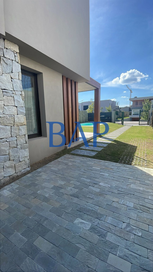 Casa ID.42 - Venta  - 4 dorm. - Carrasco