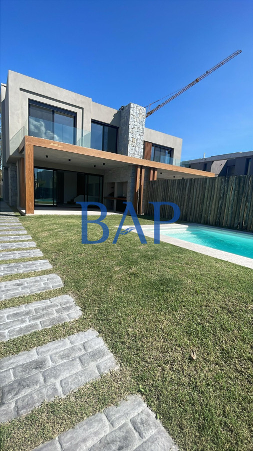 Casa ID.42 - Venta  - 4 dorm. - Carrasco